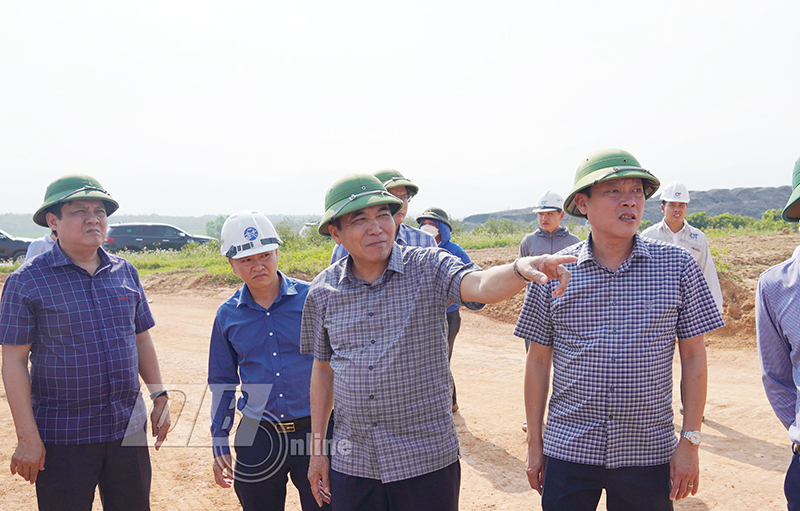 2-Đồng chí Phó Chủ tịch Thường trực UBND tỉnh Đoàn Ngọc Lâm kiểm tra thực địa tại Khu tái định cư thị trấn Nông trường Việt Trung.