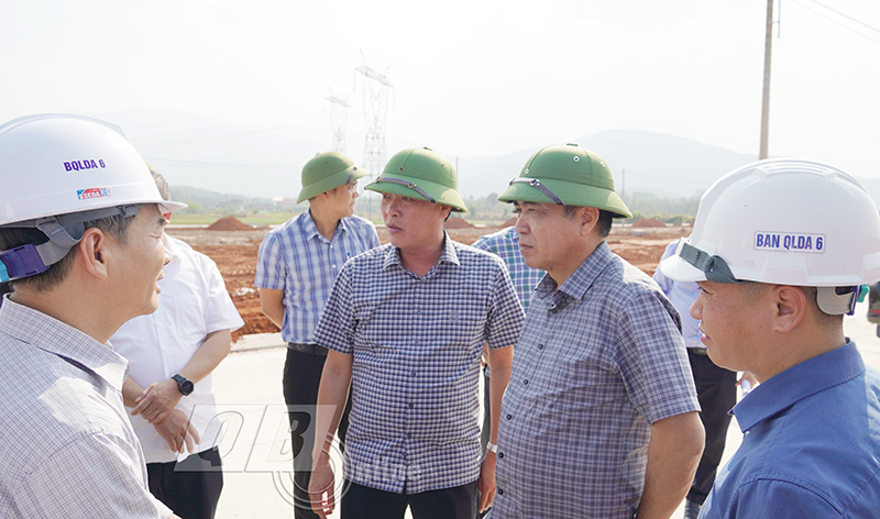 Đồng chí Phó Chủ tịch Thường trực UBND tỉnh Đoàn Ngọc Lâm kiểm tra thực địa tại Khu tái định cư Phú Định.