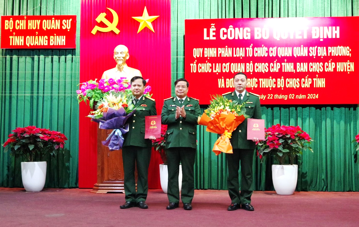 Đồng chí đại tá Ngô Nam Cường, Phó Tư lệnh Quân khu 4 trao các quyết định của Bộ Quốc phòng, Bộ Tổng Tham mưu.