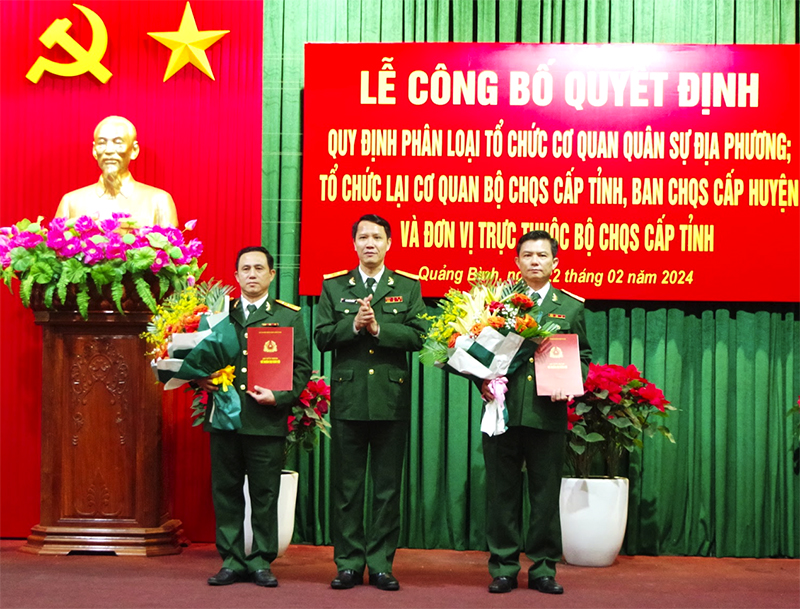 Đại tá Đinh Xuân Hướng, Phó Bí thư Đảng ủy, Chính ủy Bộ CHQS tỉnh trao quyết định thành lập Đảng bộ Phòng Hậu cần-Kỹ thuật.