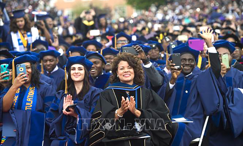 Các sinh viên tại lễ tốt nghiệp Trường đại học Howard ở Washington, DC, Mỹ. Ảnh: AFP/TTXVN