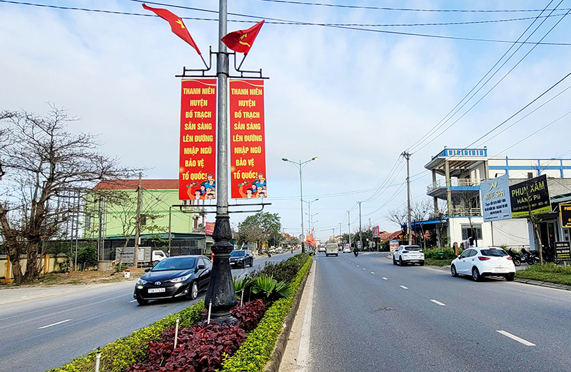 Những tuyến đường giao thông rộng mở ở thị trấn Hoàn Lão.