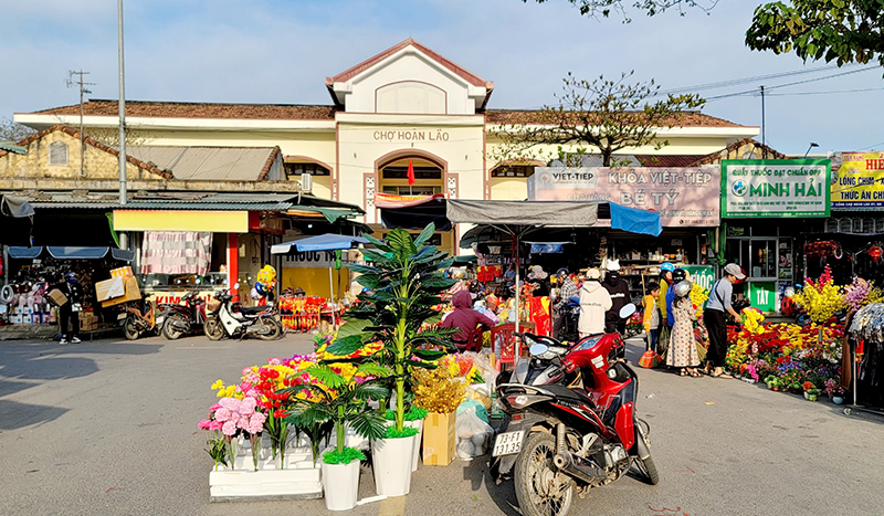 Chợ Hoàn Lão trở thành đầu mối giao thương sầm uất của thị trấn.