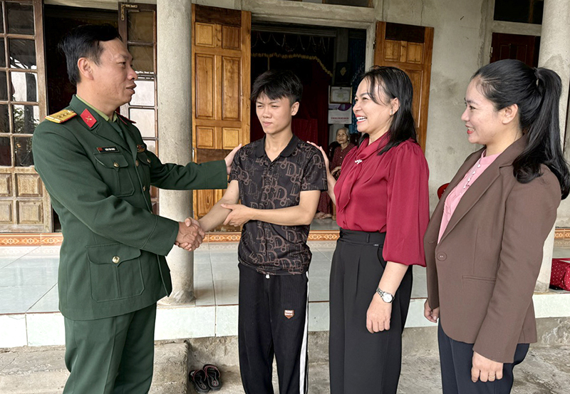 Ban CHQS huyện Lệ Thủy cùng các cơ quan đến động viên thanh niên Lê Ngọc Tuấn trước khi lên đường nhập ngũ.