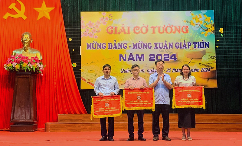 Lãnh đạo huyện Quảng Ninh trao giải nhất, nhì, ba toàn đoàn. 