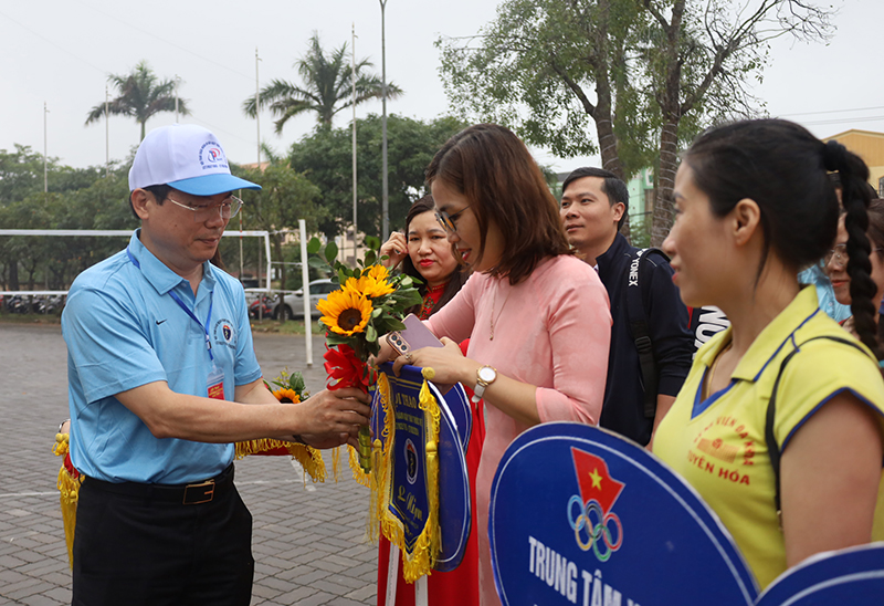 Ban tổ chức tặng hoa cho các đội tham gia hội thao. 