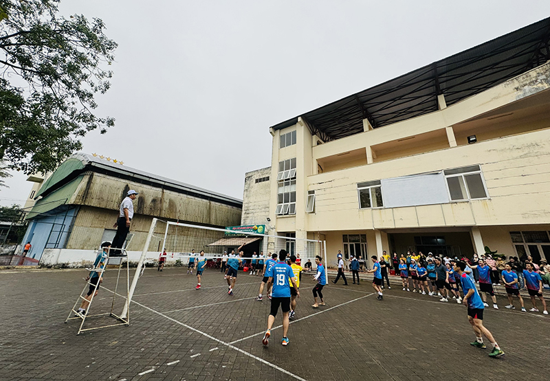 Trận đấu bóng chuyền nam giữa Bệnh viên đa khoa huyện Minh Hóa và Bệnh viện đa khoa TTH Quảng Bình. 