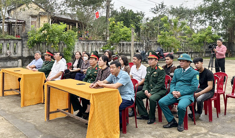 Các đại biểu tham dự tại lễ trao bò ở thị trấn Nông trường Việt Trung (Bố Trạch).
