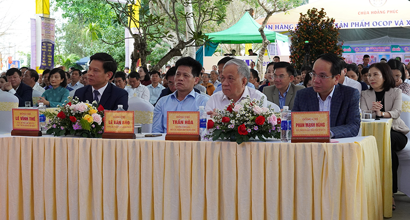 Các đồng chí lãnh đạo tỉnh tham dự lễ hội.