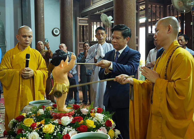 Lãnh đạo huyện Lệ Thủy thực hiện nghi lễ tắm Phật.