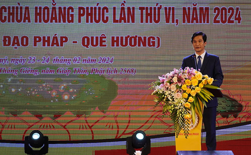 Chủ tịch UBND huyện Lệ Thủy Đặng Đại Tình phát biểu tại lễ hội.