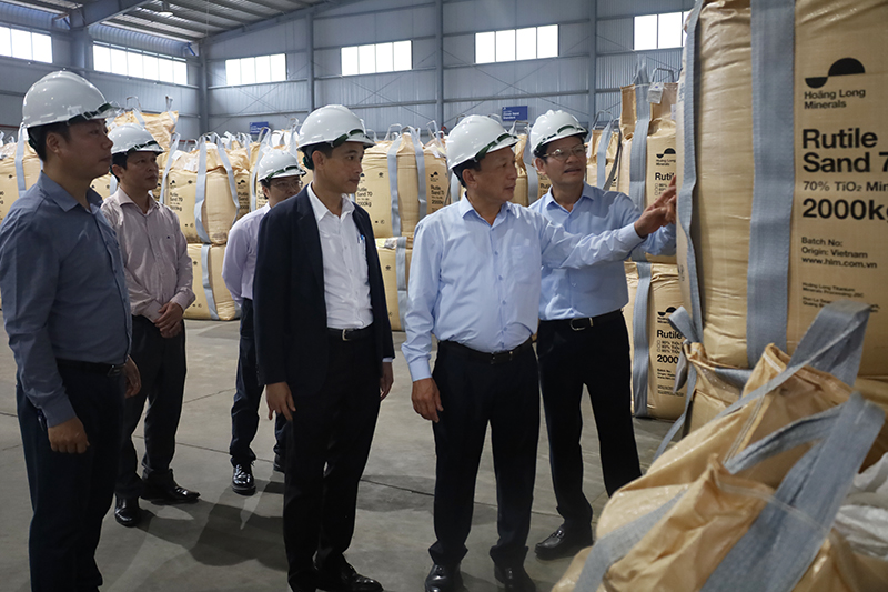 Đồng chí Phó Bí thư Thường trực Tỉnh ủy Trần Hải Châu và đoàn công tác tham quan hệ thống cơ sở hạ tầng, dây chuyền sản xuất tại Công ty CP chế biến khoáng sản Titan Hoàng Long.