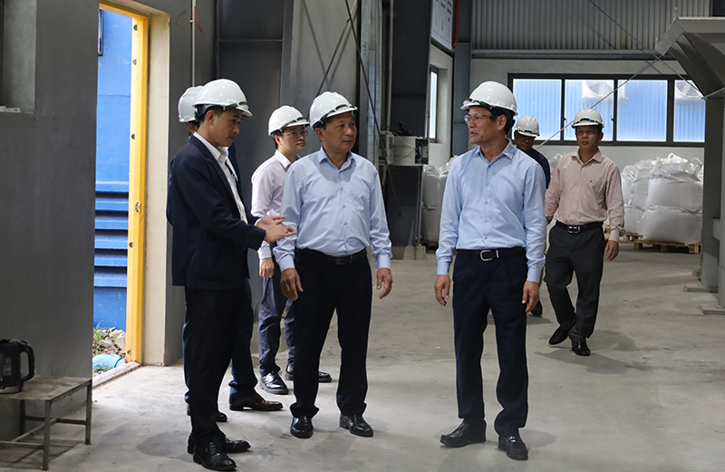 Đồng chí Phó Bí thư Thường trực Tỉnh ủy Trần Hải Châu và đại diện lãnh đạo Ban Quản lý Khu Kinh tế tỉnh nắm bắt hoạt động kinh doanh tại công ty.