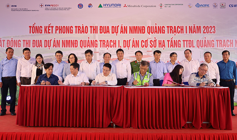 Các đồng chí lãnh đạo tỉnh và lãnh đạo Tập đoàn Điện lực Việt Nam chứng kiến lễ ký cam kết thi đua năm 2024 giữa BQL dự án và các nhà thầu, đơn vị tư vấn.