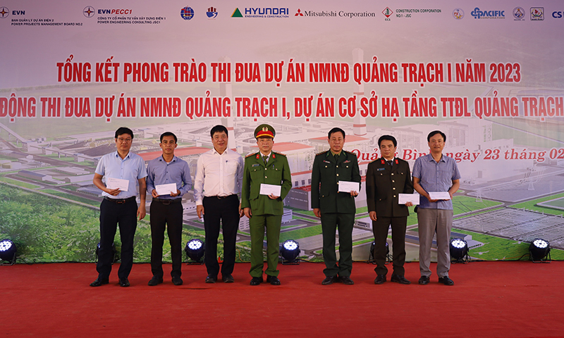 Tổng Giám đốc Tập đoàn Điện lực Việt Nam khen thưởng các tập thể.