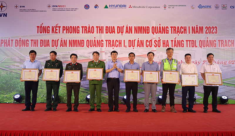 Đại diện lãnh đạo Tập đoàn Điện lực Việt Nam tặng bằng khen cho các tập thể.