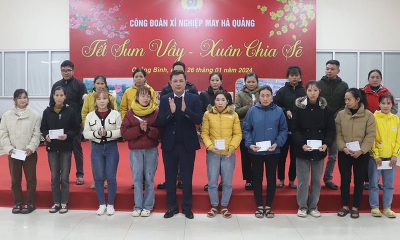 Đại diện lãnh đạo Xí nghiệp May Hà Quảng tặng quà Tết cho đoàn viên, người lao động có hoàn cảnh khó khăn.