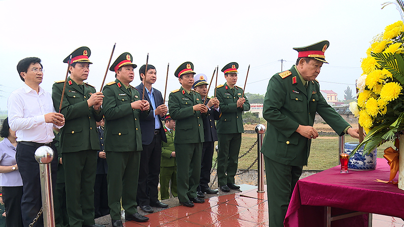 Đồng chí Thượng tướng Võ Minh Lương, Thứ trưởng Bộ Quốc phòng và các đại biểu dâng hương tại Đài tưởng niệm chiến thắng Sông Gianh.