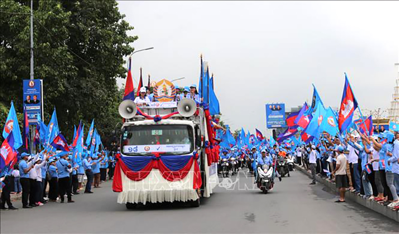 Đoàn xe diễu hành vận động tranh cử của CPP trên đường phố thủ đô Phnom Penh (Campuchia). Ảnh: Hoàng Minh/Pv TTXVN tại Campuchia