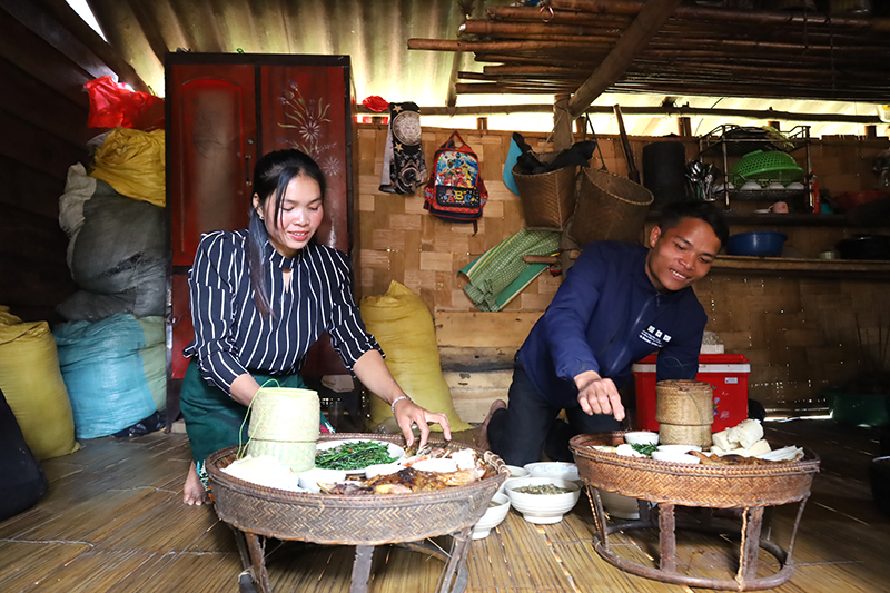 Vợ chồng Đinh Soạn ở bản Tuộc đã có thể tự tin giới thiệu ẩm thực truyền thống của đồng bào đến du khách.