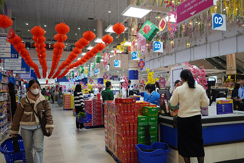 Các siêu thị cung ứng lượng hàng hóa dồi dào, phục vụ nhu cầu tiêu dùng của khách hàng.