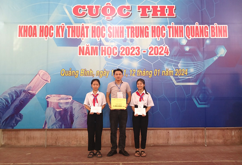 Nhóm học sinh Trường TH-THCS Quảng Kim đoạt giải nhất tại cuộc thi khoa học kỹ thuậthọc sinh trung học tỉnh Quảng Bình, năm học 2023-2024.