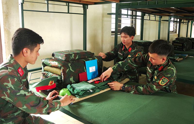 Trung úy Hà Đức Thuận (bên trái) cùng đồng đội chuẩn bị quân, tư trang cho các chiến sĩ mới.