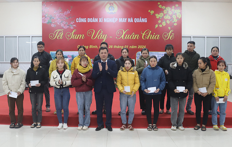  Đại diện lãnh đạo Xí nghiệp May Hà Quảng tặng quà Tết cho ĐV, NLĐ có hoàn cảnh khó khăn.
