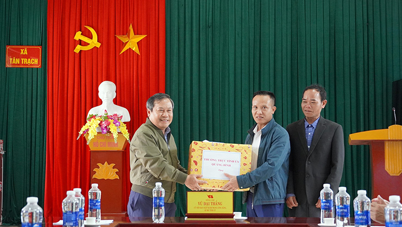 Đồng chí Bí thư Tỉnh ủy và các đơn vị tặng quà cho xã Tân Trạch