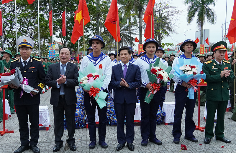 Đồng chí Phó Bí thư Thường trực Tỉnh ủy Trần Hải Châu tặng hoa động viên các tân binh.