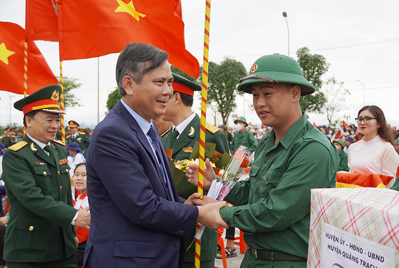 Đồng chí Chủ tịch UBND tỉnh Trần Thắng tặng hoa, động viên các tân binh lên đường nhập ngũ.