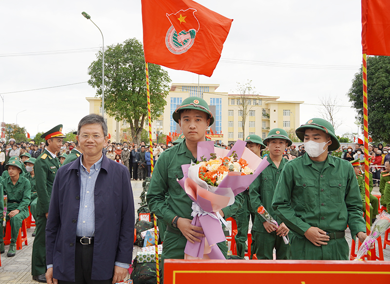 Đồng chí Trần Tiến Sỹ, Tỉnh ủy viên, Chủ tịch Hội Nông dân tỉnh tặng hoa động viên các tân binh.
