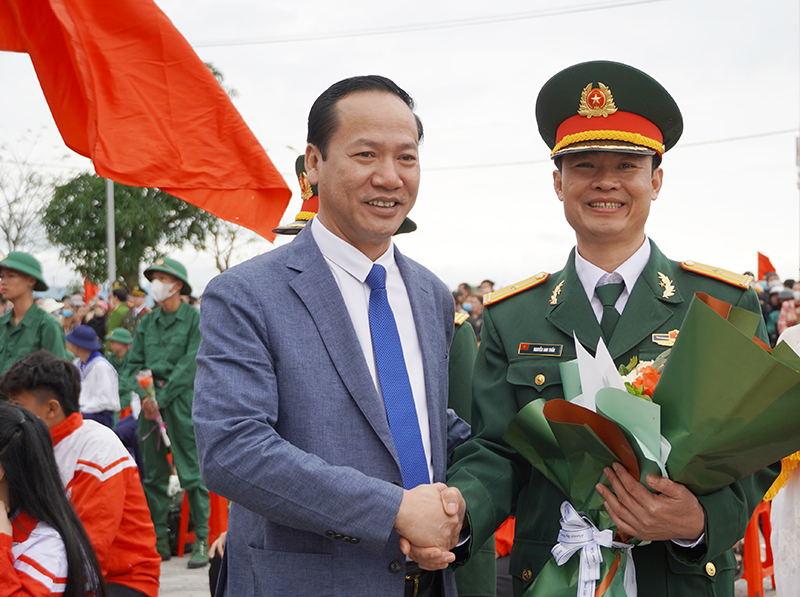 Đồng chí Bí thư Huyện ủy Quảng Trạch Nguyễn Xuân Đạt tặng hoa động viên các tân binh.