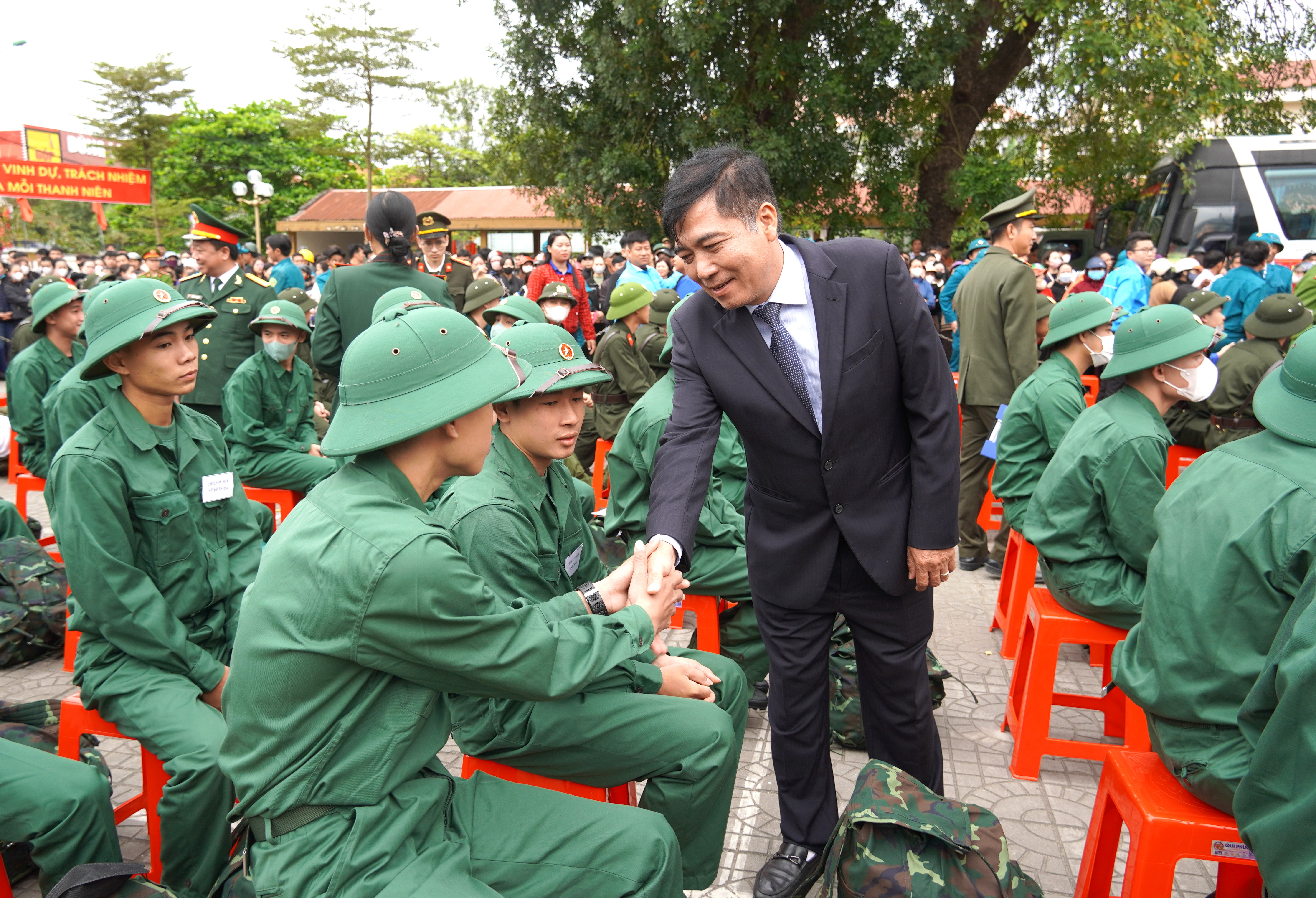 Đồng chí Đoàn Ngọc Lâm, Phó Chủ tịch Thường trực UBND tỉnh bắt tay động viên, căn dặn các tân binh trước giờ lên đường nhập ngũ.