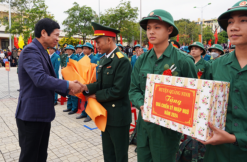  Đồng chí Phó Chủ tịch UBND tỉnh Hồ An Phong tặng hoa chúc mừng các tân binh.