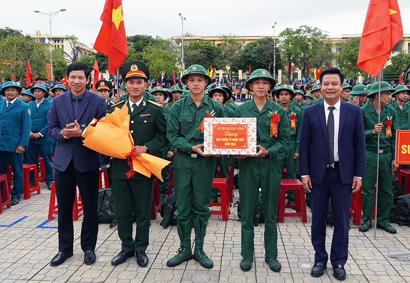  Đồng chí Phó Chủ tịch UBND tỉnh Hồ An Phong tặng hoa chúc mừng các tân binh.