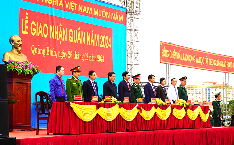 Các đồng chí đại biểu dự lễ giao nhận quân. 