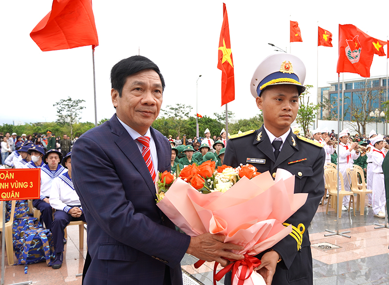 Phó Chủ tịch Thường trực HĐND tỉnh Nguyễn Công Huấn tặng hoa chúc mừng đơn vị nhận quân.