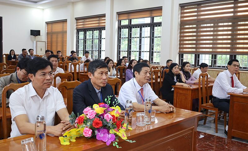 Các đại biểu tham dự lễ khai giảng khóa học.