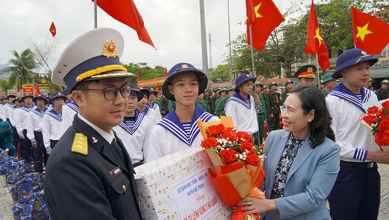 Đồng chí Chủ tịch Ủy ban MTTQVN Phạm Thị Hân chúc tân binh lên đường thắng lợi