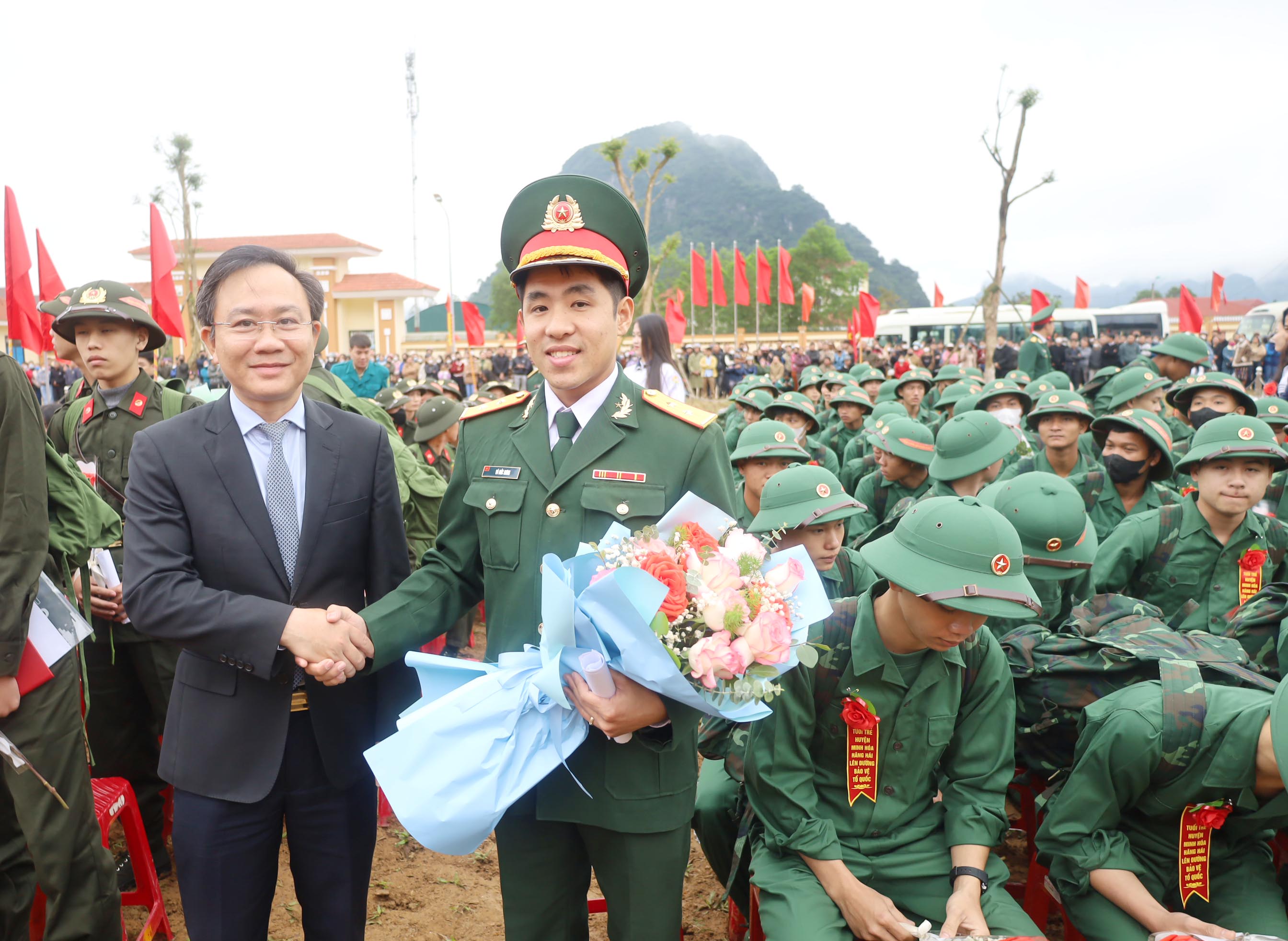 Đồng chí Hoàng Xuân Tân, Tỉnh ủy viên, Phó Chủ tịch HĐND tỉnh tặng hoa chúc mừng các đơn vị nhận quân và tân binh.