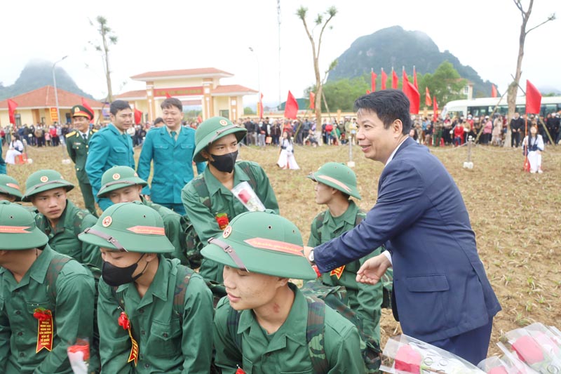 Các đồng chí lãnh đạo huyện Minh Hóa tặng hoa cho các tân binh.