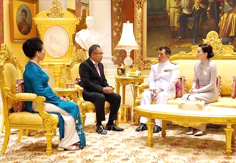 Nhà vua Thái Lan Maha Vajiralongkorn và Hoàng hậu tiếp Đại sứ Việt Nam tại Thái Lan Phan Chí Thành và Phu nhân tại Cung điện Dusit. Ảnh: TTXVN phát