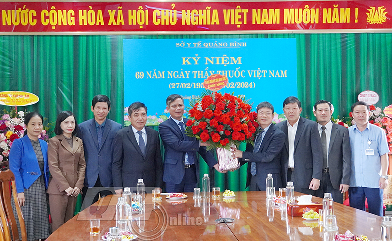  Đồng chí Chủ tịch UBND tỉnh Trần Thắng và các đồng chí lãnh đạo UBND tỉnh tặng hoa chúc mừng cán bộ, nhân viên Sở Y tế Quảng Bình nhân Ngày thầy thuốc Việt Nam.