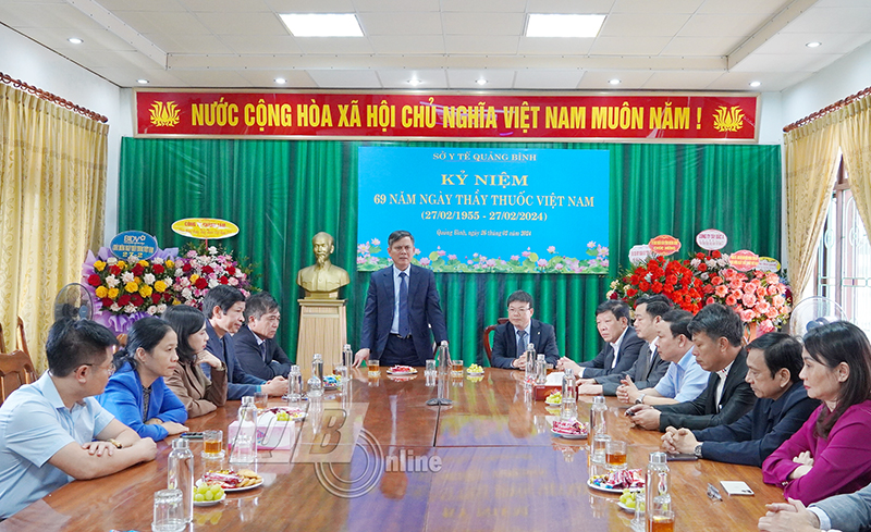 Đồng chí Chủ tịch UBND tỉnh Trần Thắng phát biểu, chúc mừng cán bộ, nhân viên Sở Y tế Quảng Bình nhân Ngày thầy thuốc Việt Nam.
