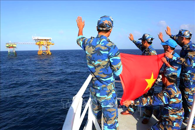 Đoàn công tác Vùng 2 Hải quân ra thăm, động viên các chiến sĩ Hải quân làm nhiệm vụ tại nhà giàn DK1/12 - cột mốc chủ quyền trên thềm lục địa Việt Nam. Ảnh: TTXVN