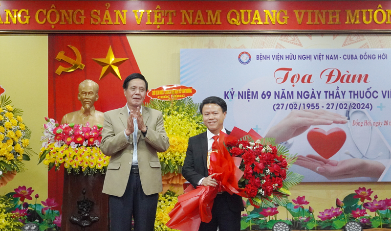 Bác sĩ Nguyễn Duy Thạch, Trưởng khoa Nội tiêu hóa-Huyết học lâm sàng được nhận bằng khen của Ban Tuyên giáo Trung ương.