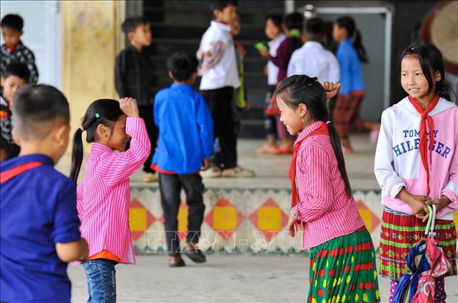 Học sinh vui mừng, phấn khởi trở lại trường. Ảnh tư liệu, minh họa: Nam Thái/TTXVN