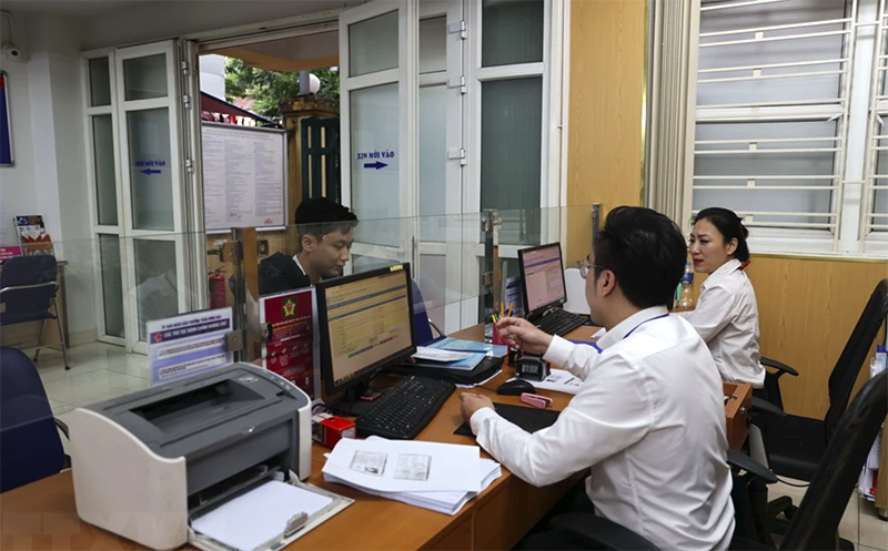 Công dân làm thủ tục hành chính tại phường Trần Hưng Đạo, Hoàn Kiếm, Hà Nội. (Ảnh: Mạnh Khánh/TTXVN)