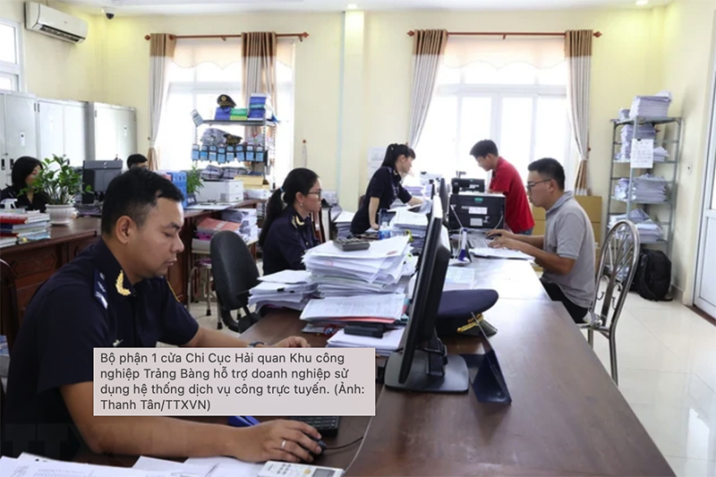 Bộ phận 1 cửa Chi Cục Hải quan Khu công nghiệp Trảng Bàng hỗ trợ doanh nghiệp sử dụng hệ thống dịch vụ công trực tuyến. (Ảnh: Thanh Tân/TTXVN)
